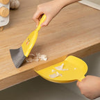 Small Broom and Dustpan Set,1pc Dust Pan and Brush Set,Cute Little Yellow Hand Mini Broom and Dustpan Set,Small dust pan Mini for Tabletop Debris,Keyboards&Clean Pet Cages Guinea Pig Cage(Chick)